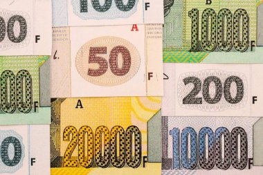 Kongo frangı faturaları büyük miktarda masaya yakın. Demokratik Kongo Cumhuriyeti 'nde zengin yaşam konsepti. İş ve ekonomi