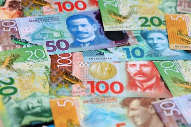 Yeni Zelanda para banknotları yakın planda büyük miktarda. Yeni Zelanda 'da zengin yaşam konsepti. İş ve ekonomi