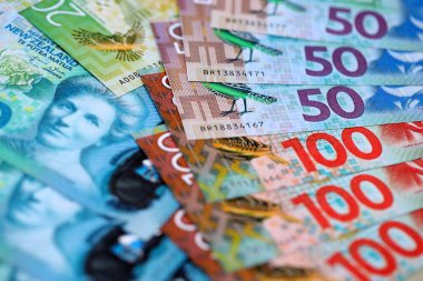 Yeni Zelanda para banknotları yakın planda büyük miktarda. Yeni Zelanda 'da zengin yaşam konsepti. İş ve ekonomi