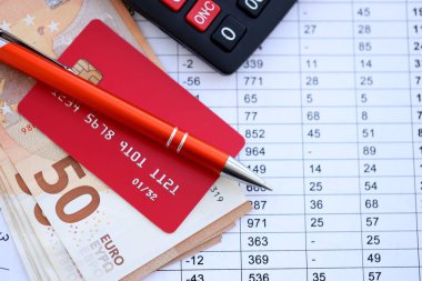 Kredi kartı ve dolma kalemle Avro para banknotları hesaplama belgesi geçmişi üzerinde. Avrupa Birliği 'nde iş, mali işlemler ve muhasebe