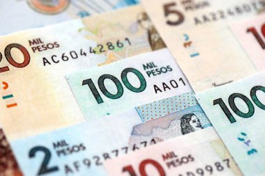 Kolombiya pezosu para banknotları masanın üzerinde büyük bir yığın halinde duruyor. Kolombiya 'da finans ve iş kavramı