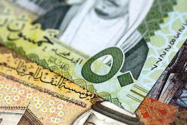 Suudi Arabistan riyal para banknotları yakın masa üzerinde büyük bir yığın yatıyor. Suudi Arabistan 'da mali ve iş kavramı