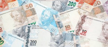 Brezilya Reais banknotları. Mevcut Brezilya gerçek para faturaları masada büyük miktarda yatıyor. Brezilya 'da iş ve yatırım kavramı