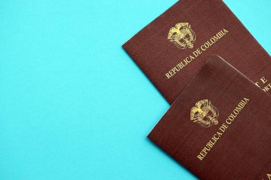Açık mavi masa arka planında iki Kolombiya pasaportu. Kolombiya Cumhuriyeti vatandaşlığı kavramı