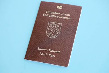 Açık mavi kağıtta Finlandiya pasaportu, yakın plan. Avrupa 'da vatandaşlık ve seyahat kavramı