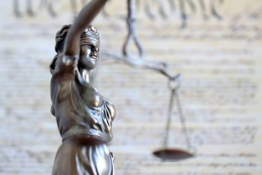 ABD Anayasası 'nın arka planındaki Bayan Adalet Heykeli' ni kapatın. Amerika Birleşik Devletleri 'nde dava ve ceza