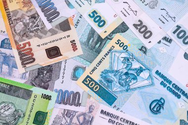 Kongo frangı faturaları büyük miktarda masaya yakın. Demokratik Kongo Cumhuriyeti 'nde zengin yaşam konsepti. İş ve ekonomi