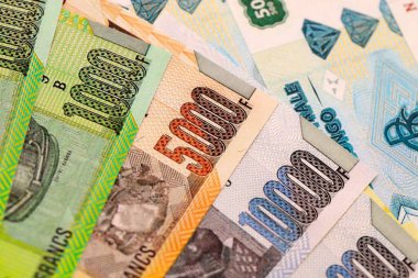 Kongo frangı faturaları büyük miktarda masaya yakın. Demokratik Kongo Cumhuriyeti 'nde zengin yaşam konsepti. İş ve ekonomi