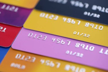 Kurgusal numune numaraları olan bir sürü kredi veya banka kartı. Bir sürü farklı renkte bankacılık plastik kartı. Ekonomik iş ve e-ticaret kavramı