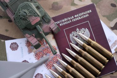 Pasaport ve çoklu kamuflaj kumaşında Rus mermileri, tankı ve kamikaze dronu var. Rus ordusu fonları ve Ukrayna işgali kavramı