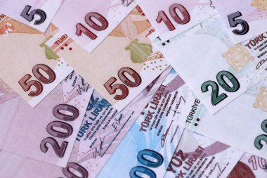 Türk Lirası para faturaları. Farklı değerlere sahip banknotları üst üste koymayı deneyin