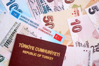 Türkiye 'de sürüş izni kavramı. Pasaportlu ve Türk liralı sürücü belgesi.