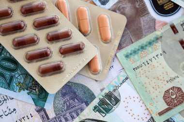 Mısır para birimi faturaları ve ilaç hapları yakında. İlaç ve eczane kavramı