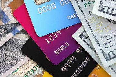 Bankacılık ve ödemeler için 100 dolar banknot ve kredi kartı. İş ve banka hizmeti kavramı