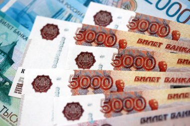 Rus rublesi para banknotları masanın üzerinde büyük bir yığın halinde duruyor. Rusya Federasyonu 'nda mali ve iş kavramı