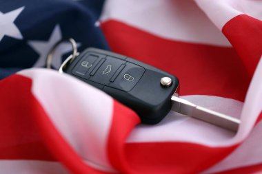 Birleşik Devletler bayrağında uzaktan kumandalı ateşleme anahtarları. Amerika 'da araba kullanma kavramı. Araç sahipliği