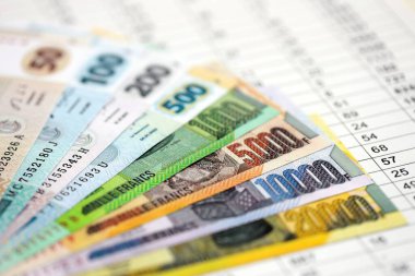Kongo frangı banknotlar halinde banknotlar halinde iş hesaplamaları masası yakın. Demokratik Kongo Cumhuriyeti 'nde iş, yatırım ve vergilendirme