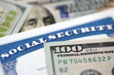 Amerikan dolarları. Faturalar ve Amerikan sosyal güvenlik kartı. Kapatın.