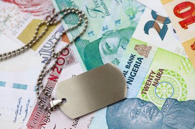 Nijerya naira para birimi faturaları ve askeri paralar yakın plan. Askerlik konsepti