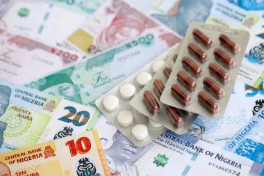 Nijerya naira para birimi faturaları ve ilaç hapları yakında. İlaç ve eczane kavramı