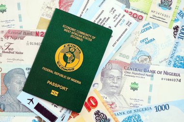 Nijerya naira para birimi, bilet ve pasaport faturaları. Seyahat ve tatil kavramı