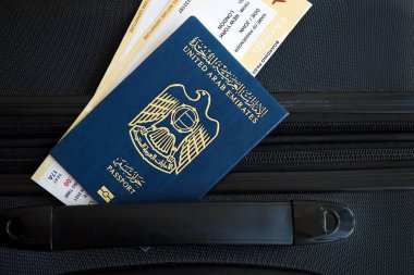 Birleşik Arap Emirlikleri pasaportu ve seyahat çantasındaki uçak biletleri. Seyahat ve tatil kavramı