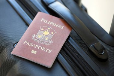 Seyahat bagajındaki Filipinler pasaportu yakın plan. Seyahat ve tatil kavramı