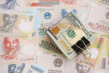Vietnam dong para banknotları ve biz dolar banknotları yakın yakın. Ekonomi ve döviz kuru kavramı