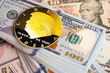 KYIV, UKRAINE - 13 ARALIK 2025 ABD dolar banknotları üzerinde Trump altın madeni para