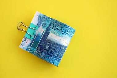 Kuveyt dinarı para faturaları sarıya yakın çekim için büyük miktarda. Finans ve bankacılık kavramı