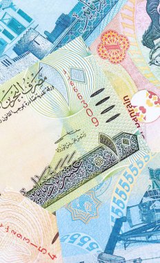Bahreyn dinar para birimi faturaları. Mevcut banknotlar masanın üzerinde büyük miktarda yatıyor.