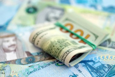 Bahreyn dinar para birimi faturaları ve biz dolar banknotları kapatıyoruz. Ekonomi ve döviz kuru kavramı