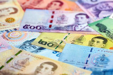 Tayland baht para birimi faturaları. Mevcut banknotlar masanın üzerinde büyük miktarda yatıyor.