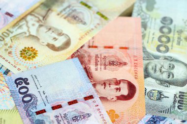 Tayland baht para birimi faturaları. Mevcut banknotlar masanın üzerinde büyük miktarda yatıyor.