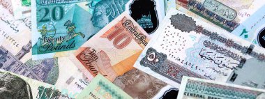 Mısır para birimi banknotları. Mevcut banknotlar masanın üzerinde büyük miktarda yatıyor.