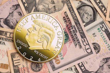 KYIV, UKRAINE - 13 ARALIK 2025 ABD dolar banknotları üzerinde Trump altın madeni para