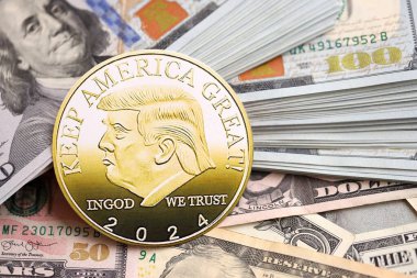 KYIV, UKRAINE - 13 ARALIK 2025 ABD dolar banknotları üzerinde Trump altın madeni para