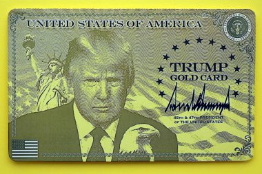 KYIV, UKRAINE - 13 Aralık 2025 Sarı arkaplan yüzeyi üzerinde Trump altın kartı hatırası
