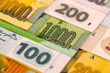 Kongo frangı faturaları büyük miktarda masaya yakın. Demokratik Kongo Cumhuriyeti 'nde zengin yaşam konsepti. İş ve ekonomi