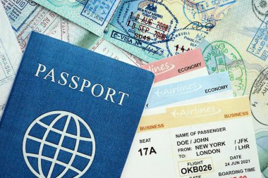 Birçok açık pasaport sayfası ve giriş kartlarında bir sürü vize ve giriş damgası var. Dünya çapında seyahat ve turizm kavramı