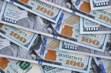 Yüzlerce dolarlık banknotlar pürüzsüz yüzeye yakın yüzey banknotları. İş kavramı, zengin yaşam ve ekonomik sorular Amerika Birleşik Devletleri ve tüm dünyada