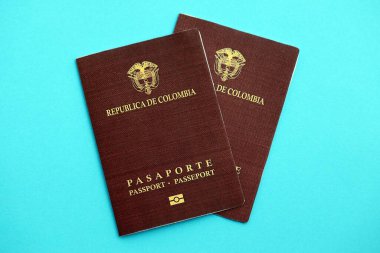 Açık mavi masa arka planında iki Kolombiya pasaportu. Kolombiya Cumhuriyeti vatandaşlığı kavramı