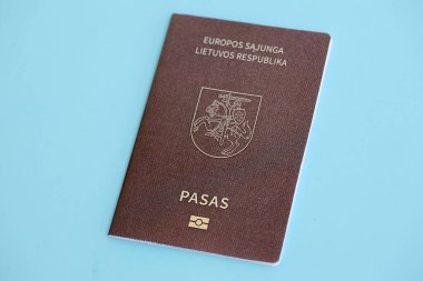 Açık mavi kağıtta Litvanya pasaportu, yakın plan. Avrupa 'da vatandaşlık ve seyahat kavramı