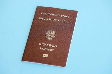 Açık mavi kağıtta Avusturya pasaportu, yakın plan. Avrupa 'da vatandaşlık ve seyahat kavramı