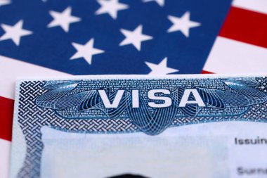 ABD VISA Amerika Birleşik Devletleri. Amerikan Turist ya da Yeşil Kart vizesi bayrak arka planında yakın plan
