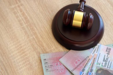 Alman geçici oturma kartında Yargıç Hammer yazıyor. Fiktionsbescheinigung ve Aufenthaltstitel