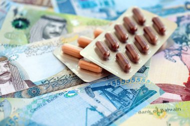 Bahreyn dinar para birimi faturaları ve ilaç hapları yakında. İlaç ve eczane kavramı