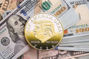KYIV, UKRAINE - 13 ARALIK 2025 ABD dolar banknotları üzerinde Trump altın madeni para