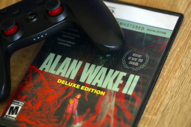 KYIV, UKRAINE - EPTEMBER 8, 2025 Alan Wake 2 video oyunu kahverengi ahşap masa üzerinde uzanır.