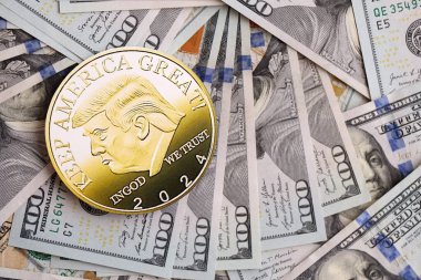 KYIV, UKRAINE - 13 Aralık 2025 Büyük miktardaki 100 dolarlık banknotlar üzerinde Trump altın madeni para